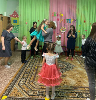 "Мамы - словно пуговки, ведь на них все держится" "Мамы - словно пуговки, ведь на них все держится".
